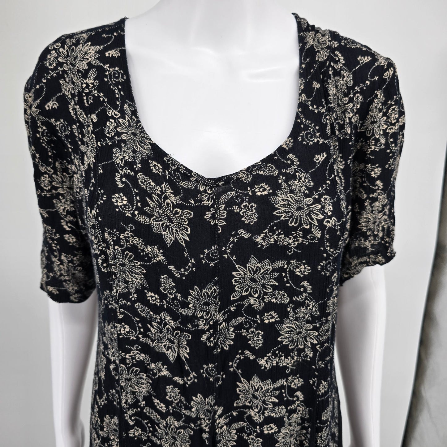 Vintage 1990s MS Moda Black/Cream Floral Paisely Rayon Crinkle Boho Dress (M)