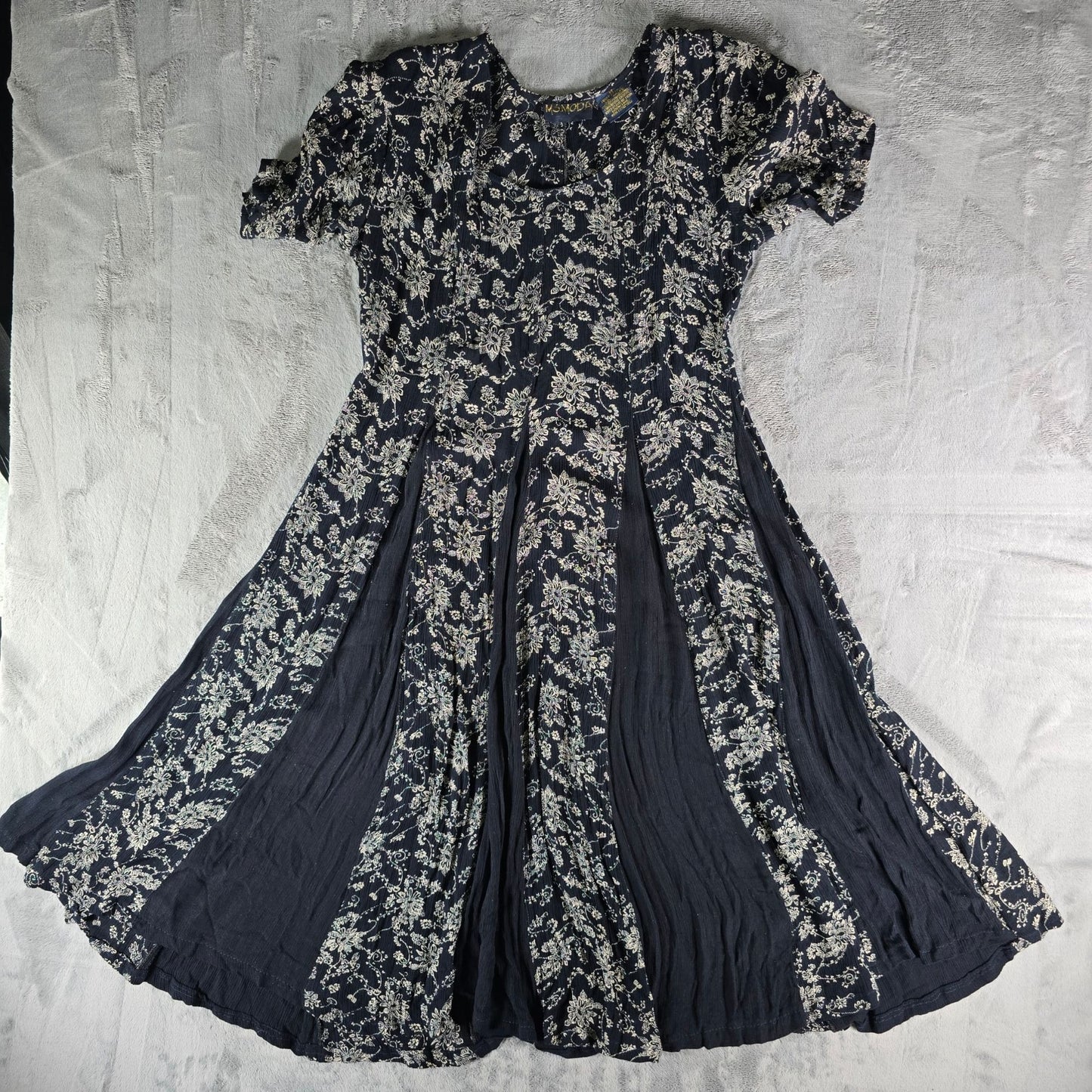 Vintage 1990s MS Moda Black/Cream Floral Paisely Rayon Crinkle Boho Dress (M)