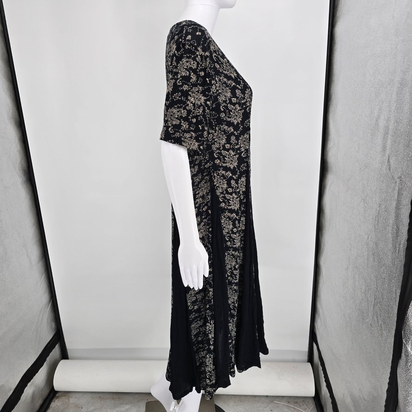 Vintage 1990s MS Moda Black/Cream Floral Paisely Rayon Crinkle Boho Dress (M)