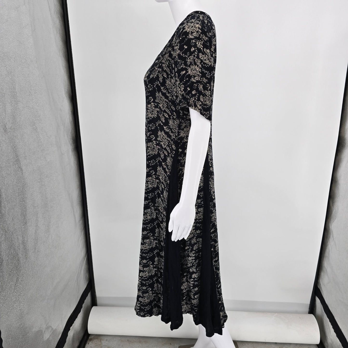 Vintage 1990s MS Moda Black/Cream Floral Paisely Rayon Crinkle Boho Dress (M)