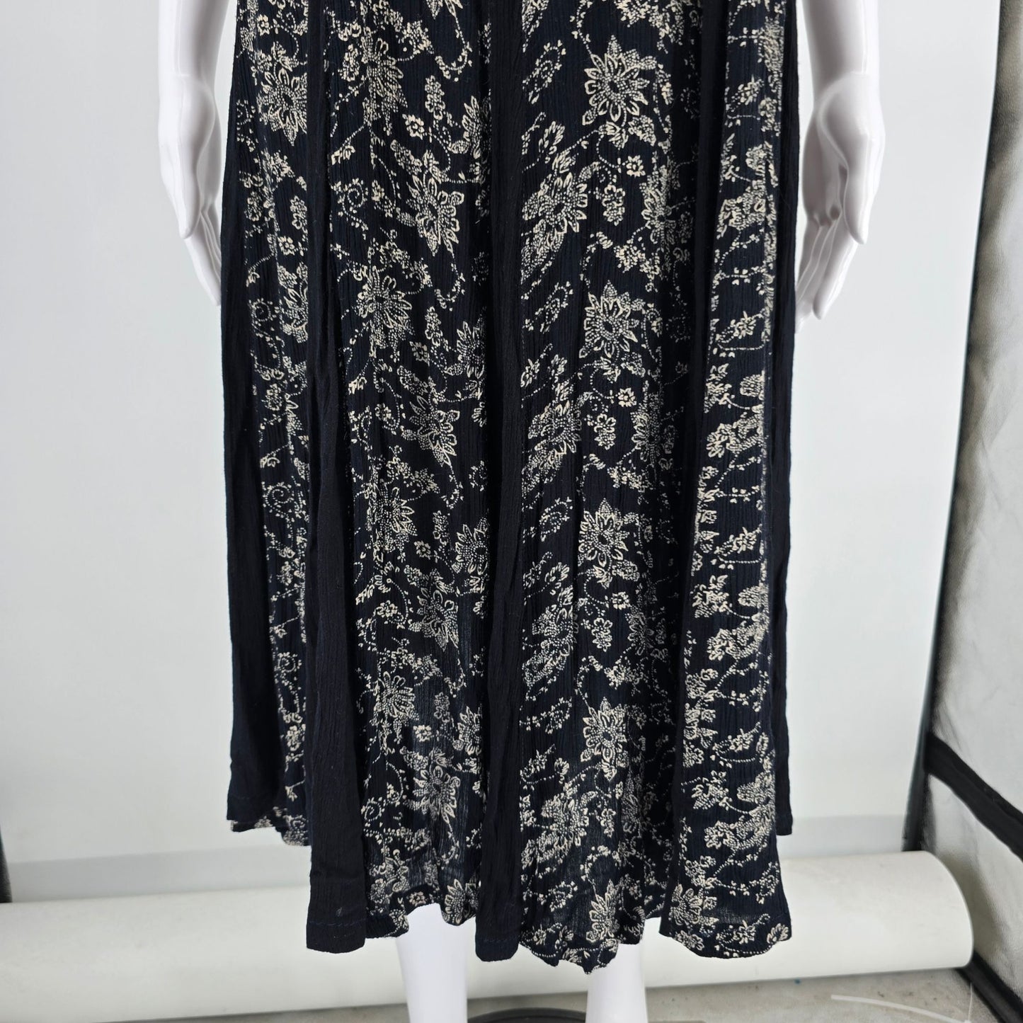 Vintage 1990s MS Moda Black/Cream Floral Paisely Rayon Crinkle Boho Dress (M)