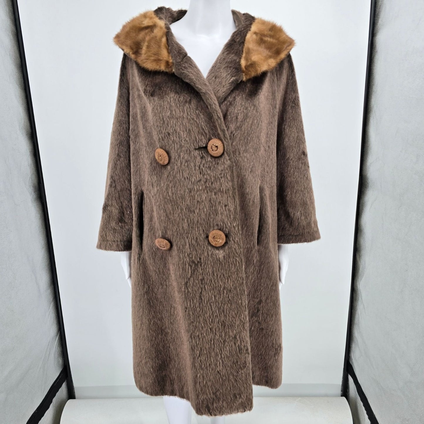 Distressed Vintage 1960s Sportowne/Sterns Brown Brazotta Faux Fur Coat (L/XL)