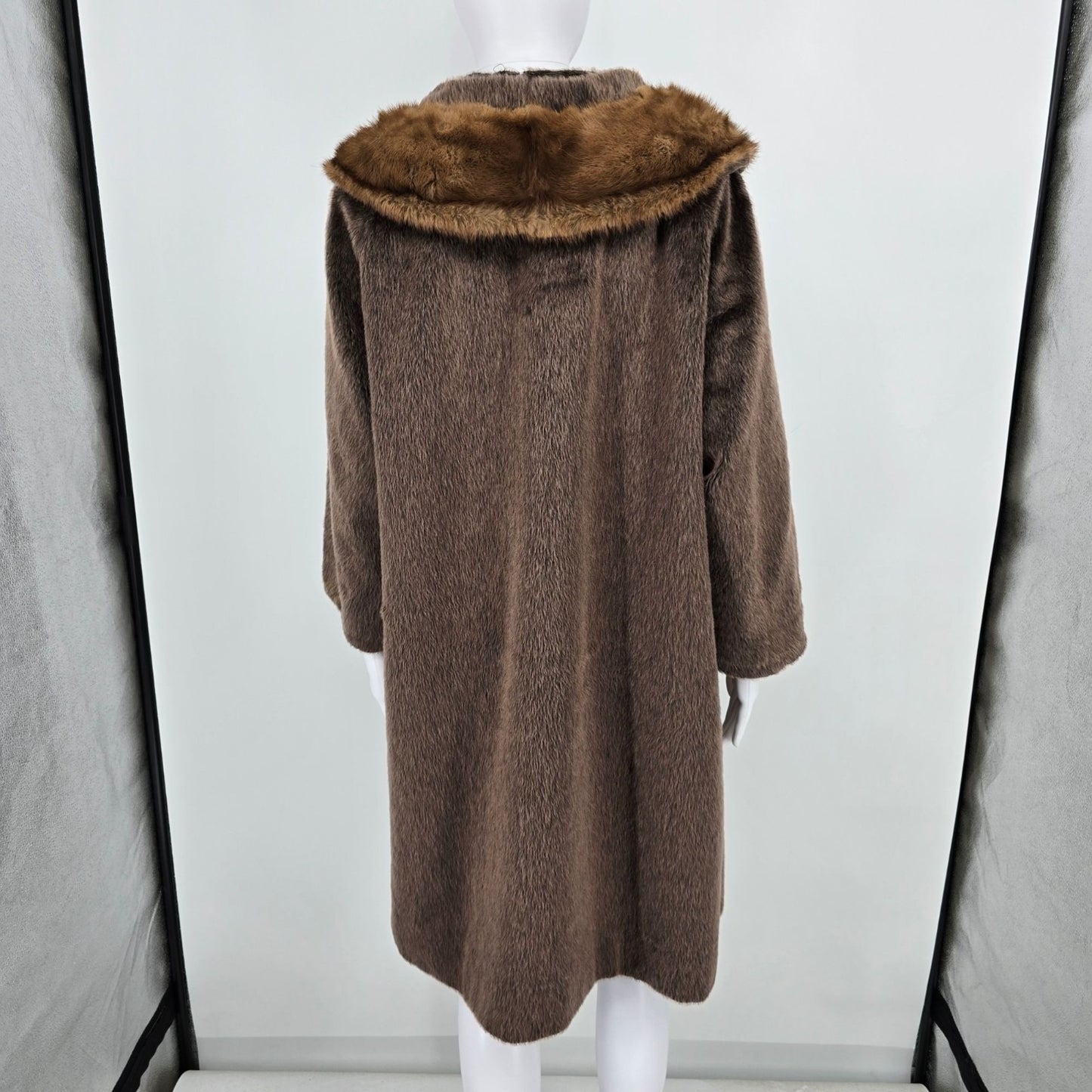 Distressed Vintage 1960s Sportowne/Sterns Brown Brazotta Faux Fur Coat (L/XL)