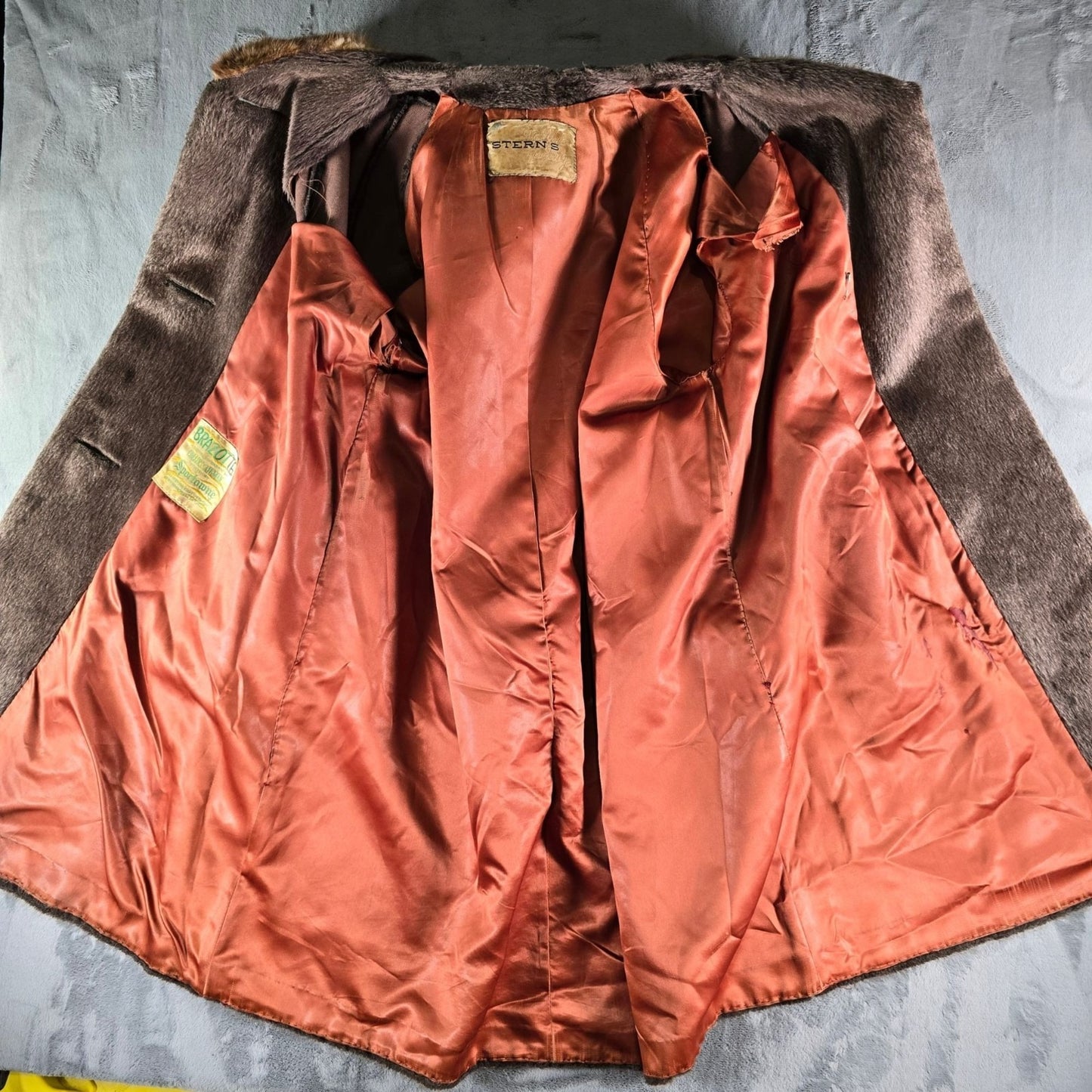 Distressed Vintage 1960s Sportowne/Sterns Brown Brazotta Faux Fur Coat (L/XL)