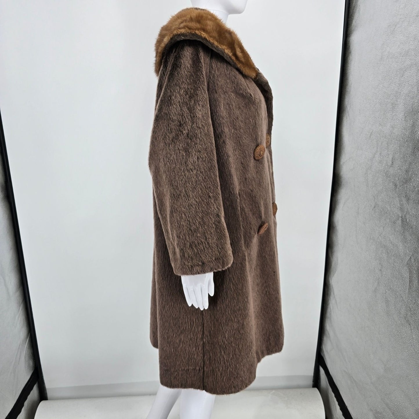 Distressed Vintage 1960s Sportowne/Sterns Brown Brazotta Faux Fur Coat (L/XL)