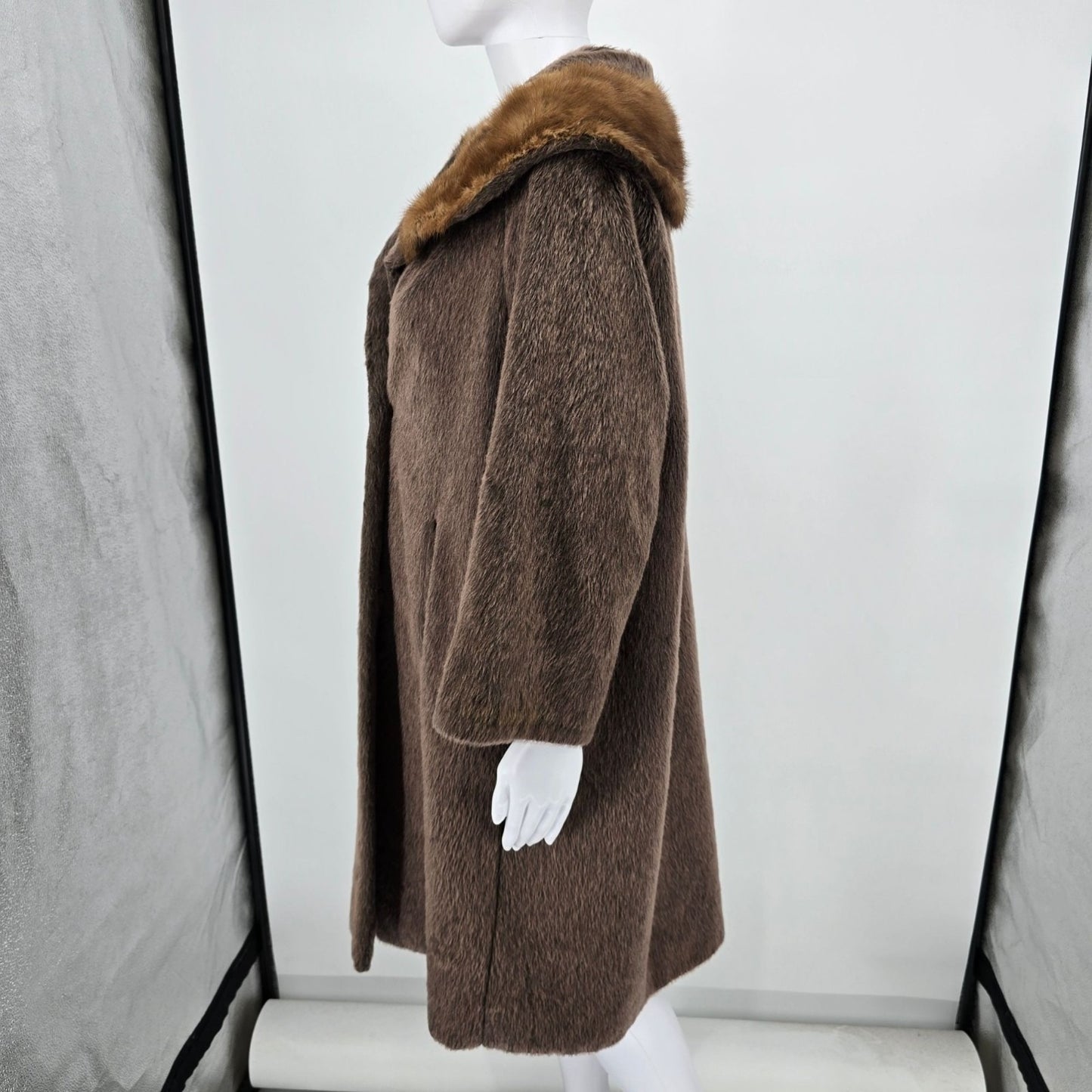 Distressed Vintage 1960s Sportowne/Sterns Brown Brazotta Faux Fur Coat (L/XL)