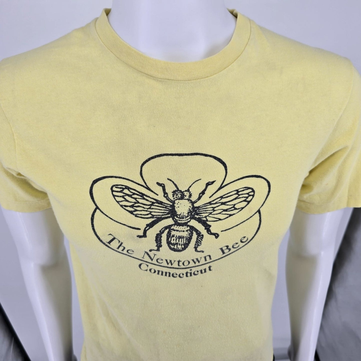 Vintage 1980s The Newtown Bee Connecticut Single Stitch Yellow T-Shirt (S)