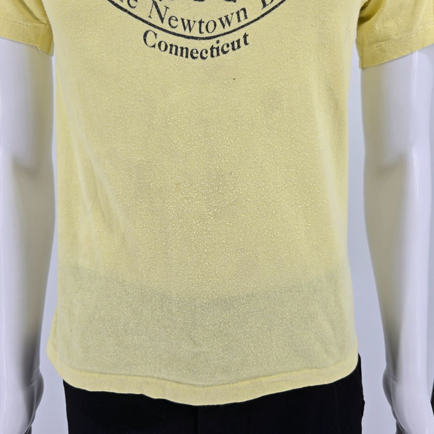 Vintage 1980s The Newtown Bee Connecticut Single Stitch Yellow T-Shirt (S)