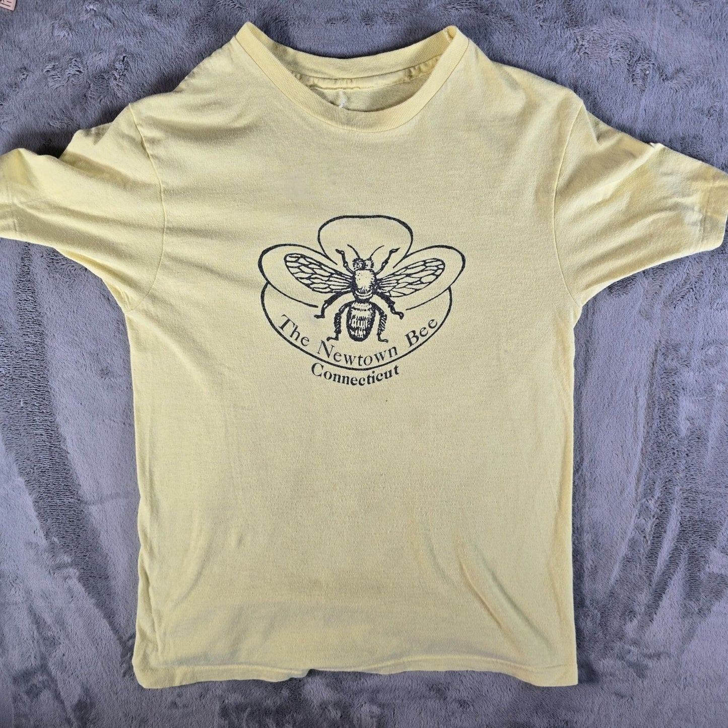 Vintage 1980s The Newtown Bee Connecticut Single Stitch Yellow T-Shirt (S)