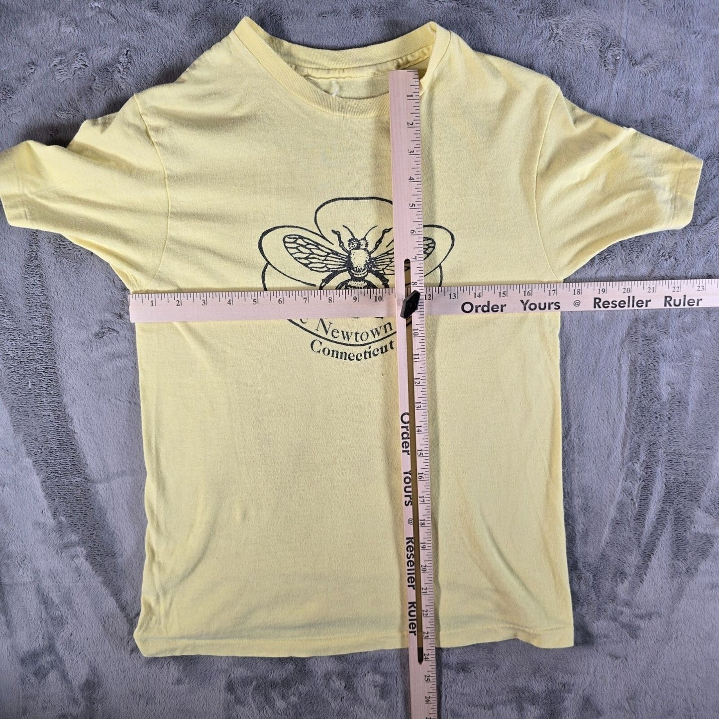Vintage 1980s The Newtown Bee Connecticut Single Stitch Yellow T-Shirt (S)