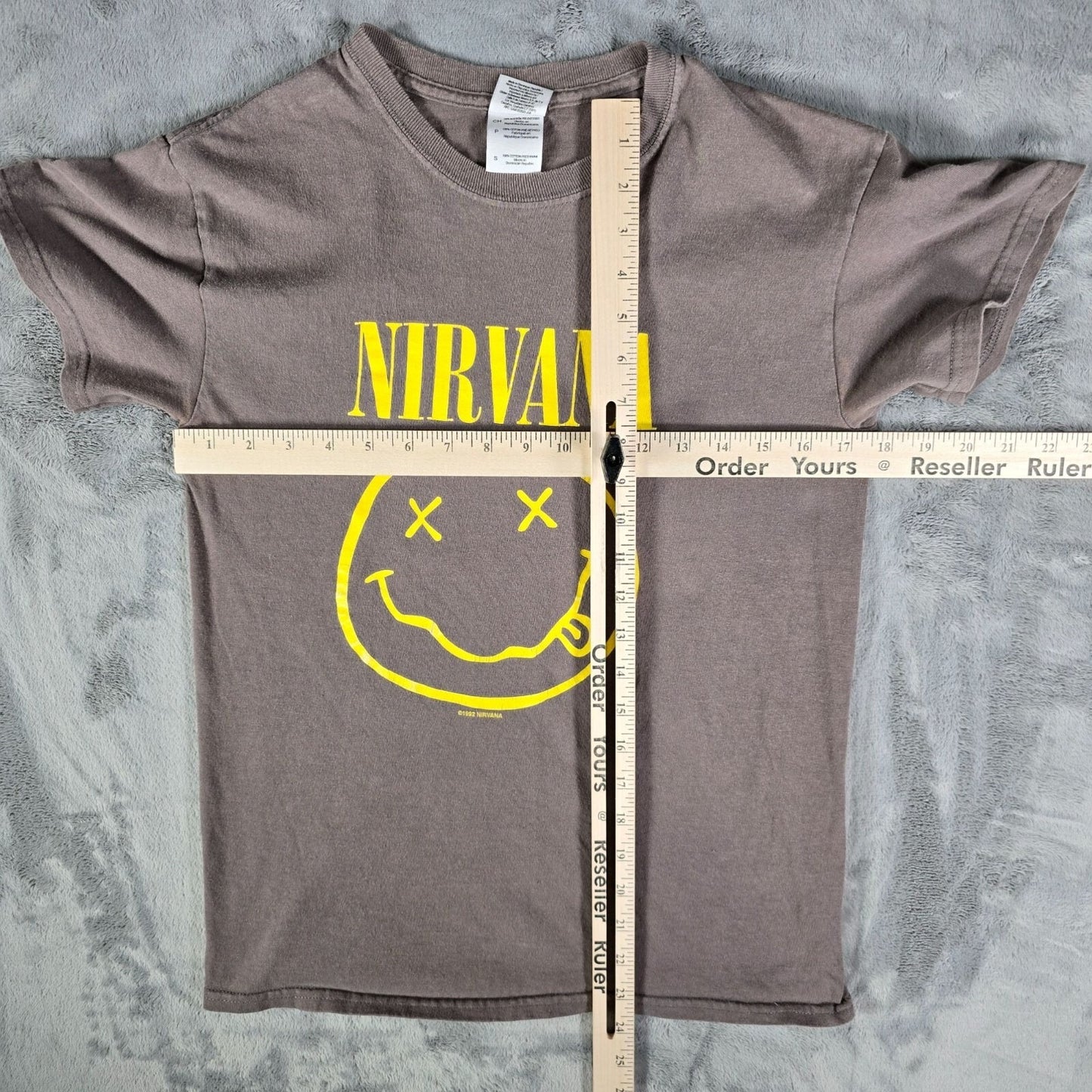 2000s Gildan Heavy Cotton Nirvana Smiley Face Brownish-Gray Band T-Shirt (XS)