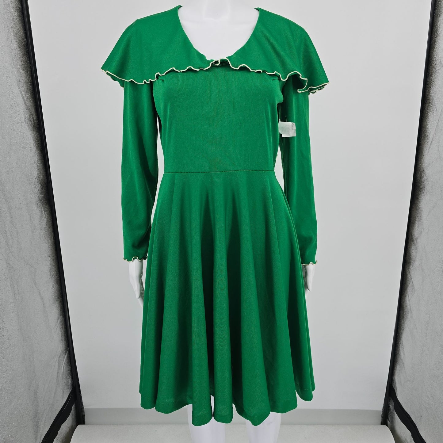 Vintage 1970s Kelly Green Capelet Collar Fit and Flare Storybook Dress (6/S)