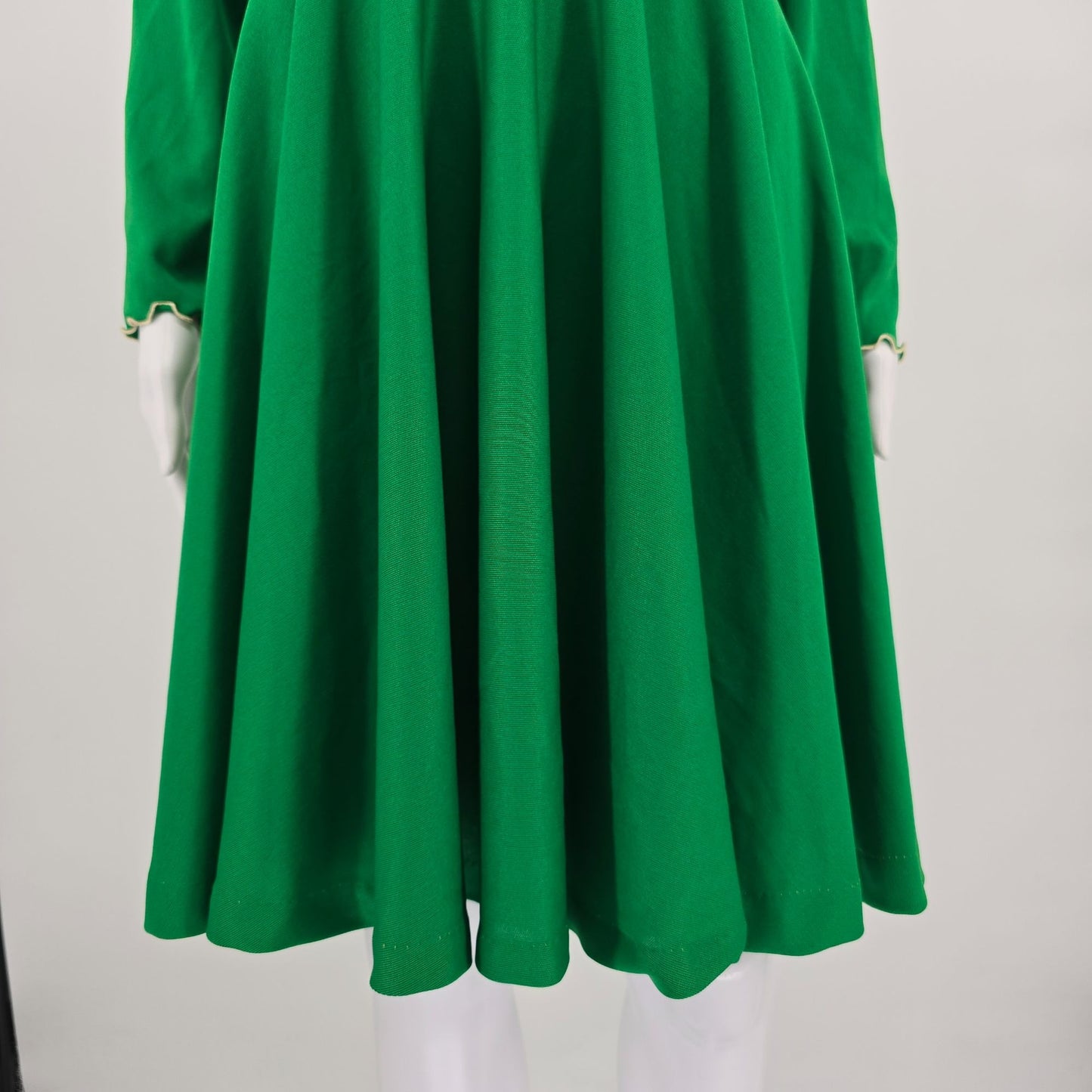 Vintage 1970s Kelly Green Capelet Collar Fit and Flare Storybook Dress (6/S)
