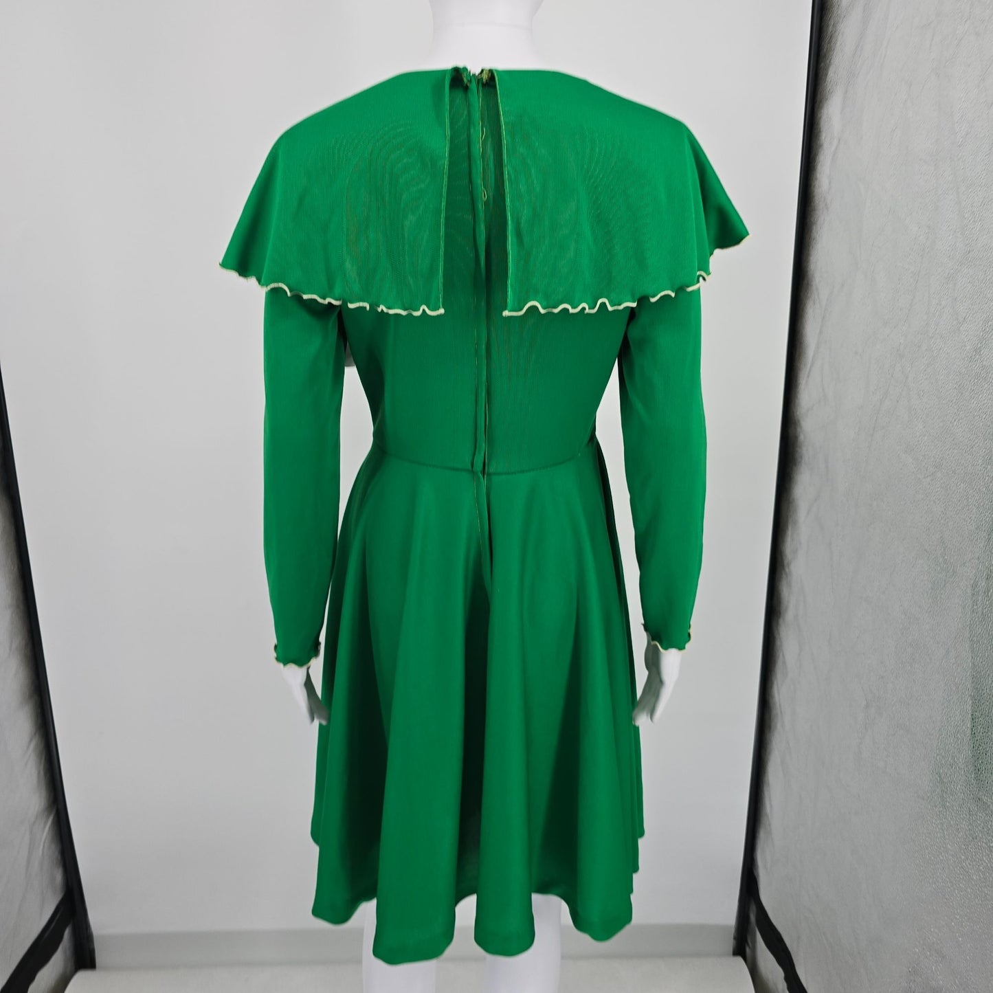 Vintage 1970s Kelly Green Capelet Collar Fit and Flare Storybook Dress (6/S)