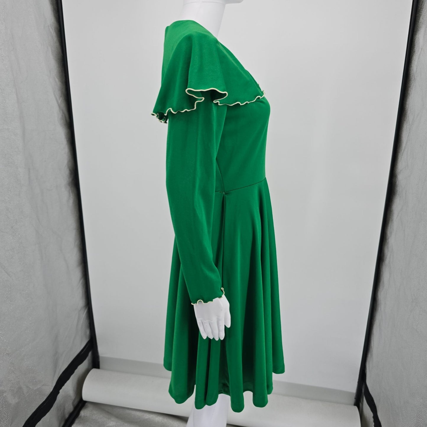 Vintage 1970s Kelly Green Capelet Collar Fit and Flare Storybook Dress (6/S)