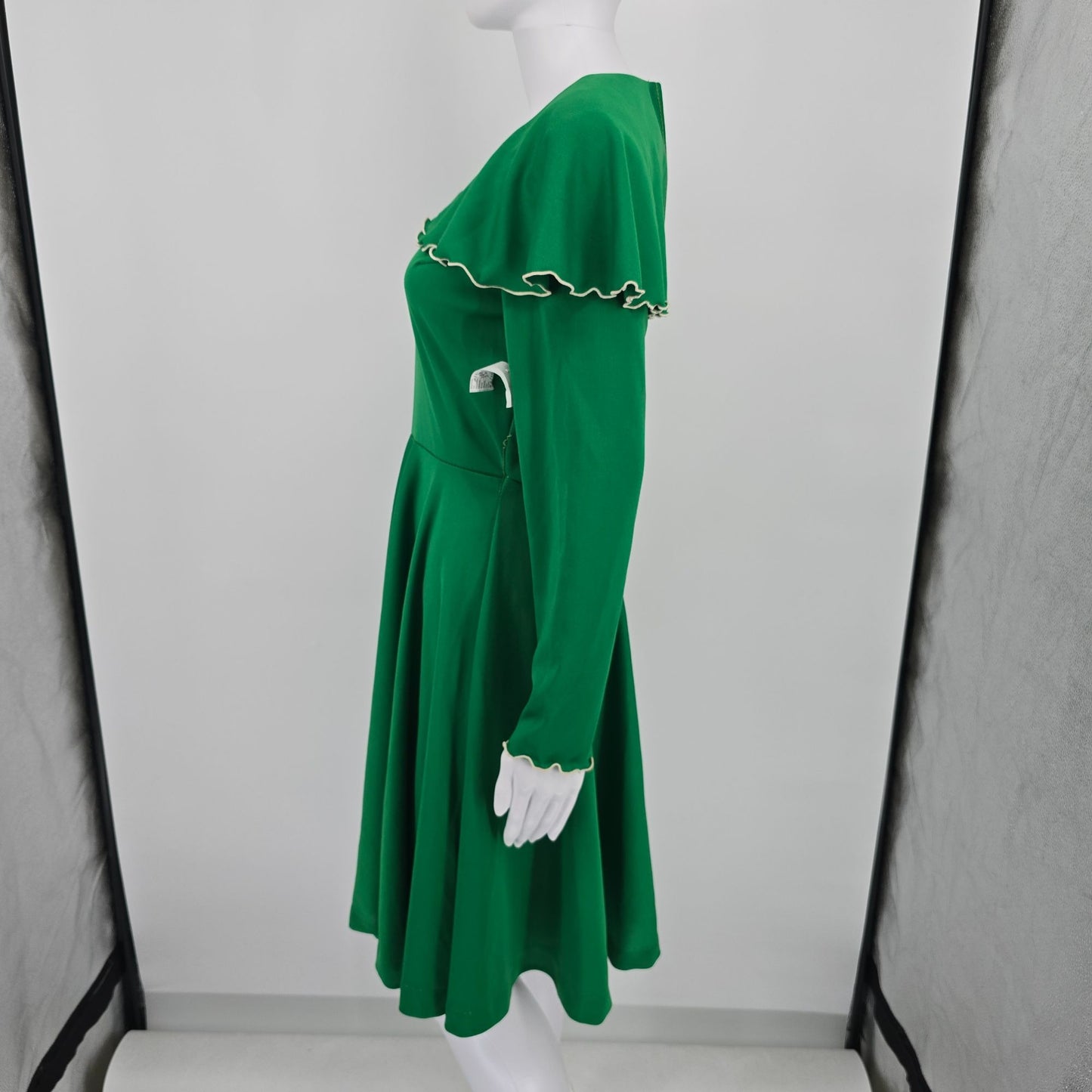 Vintage 1970s Kelly Green Capelet Collar Fit and Flare Storybook Dress (6/S)