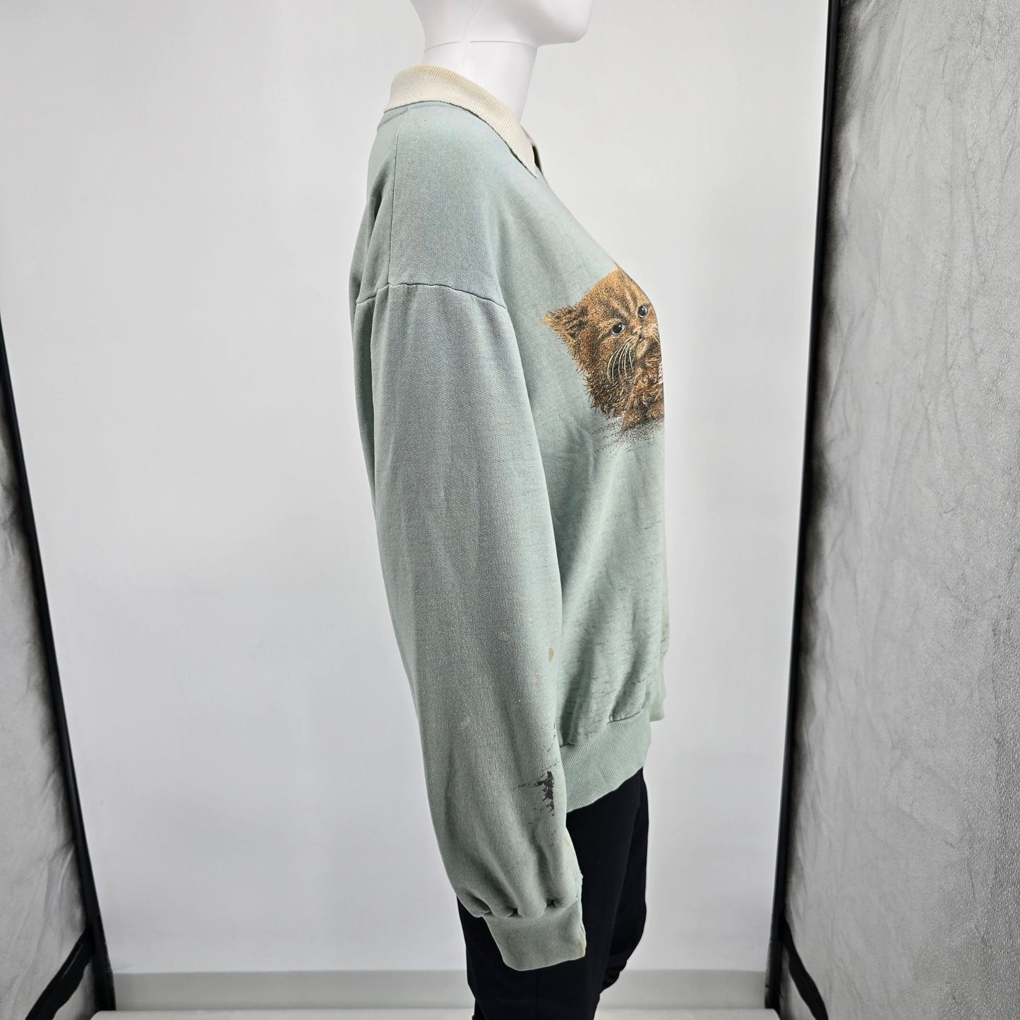 Distressed Vintage 1990s Women's Kitten Graphic Collared Sweatshirt (L/XL)