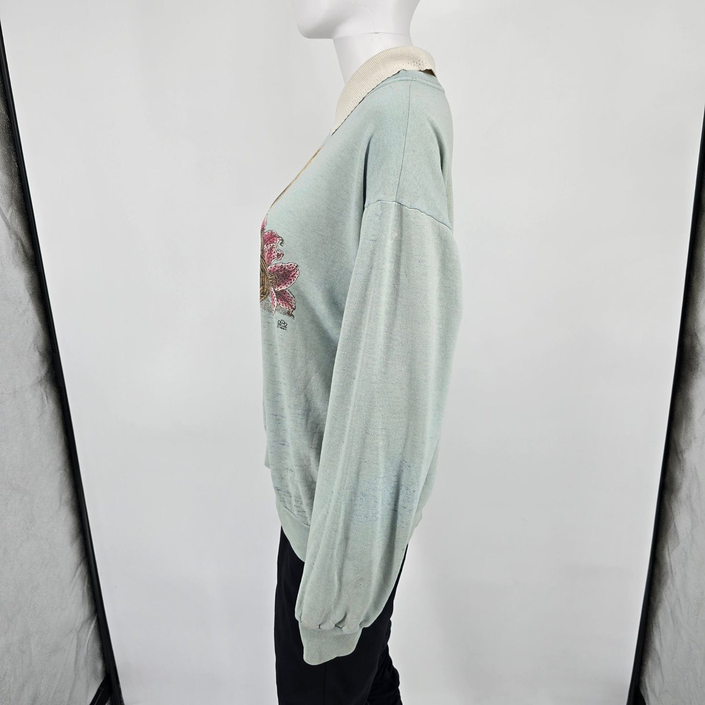 Distressed Vintage 1990s Women's Kitten Graphic Collared Sweatshirt (L/XL)