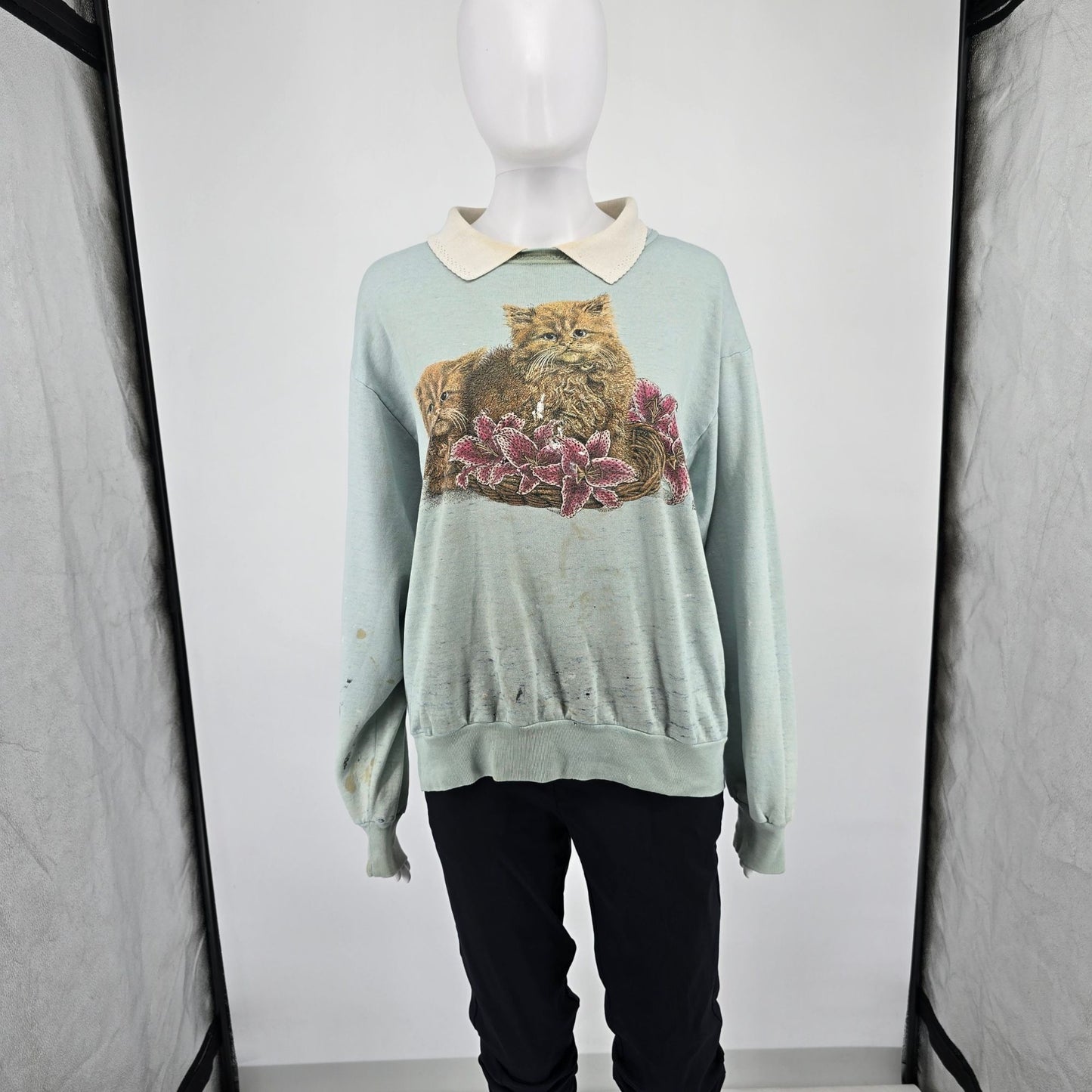 Distressed Vintage 1990s Women's Kitten Graphic Collared Sweatshirt (L/XL)