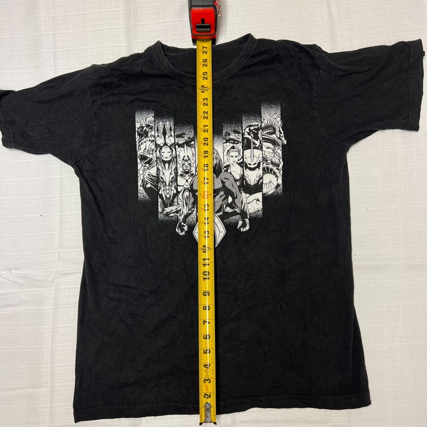 DC Comics Character Bars Aquaman Front & Center Black and White T-Shirt (Large)