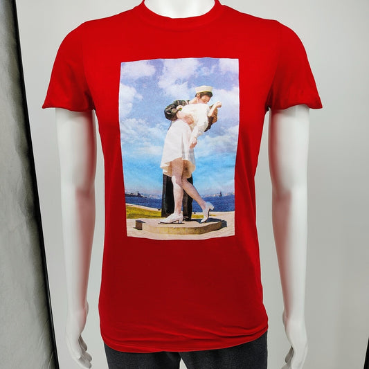 Great Souvenirs of San Francisco "Unconditional Surrender" Statue T-Shirt (S)