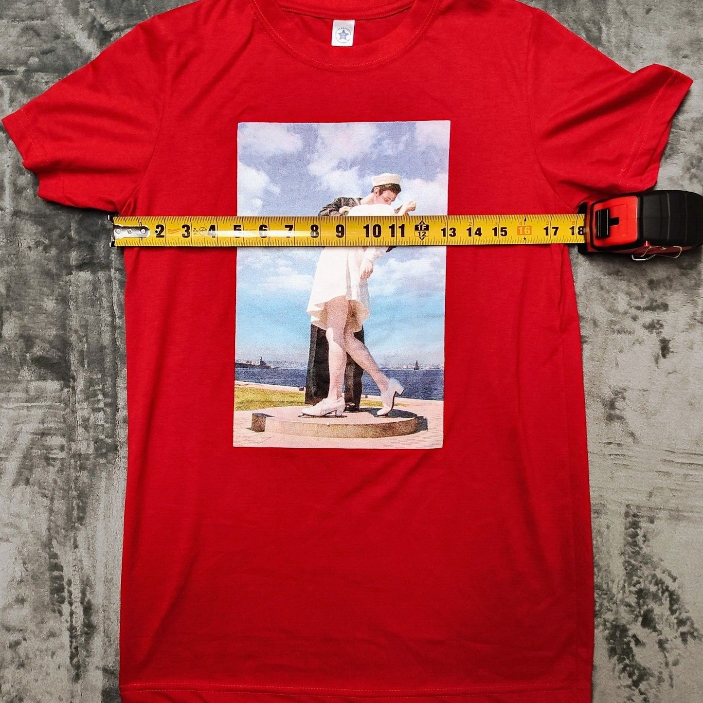 Great Souvenirs of San Francisco "Unconditional Surrender" Statue T-Shirt (S)