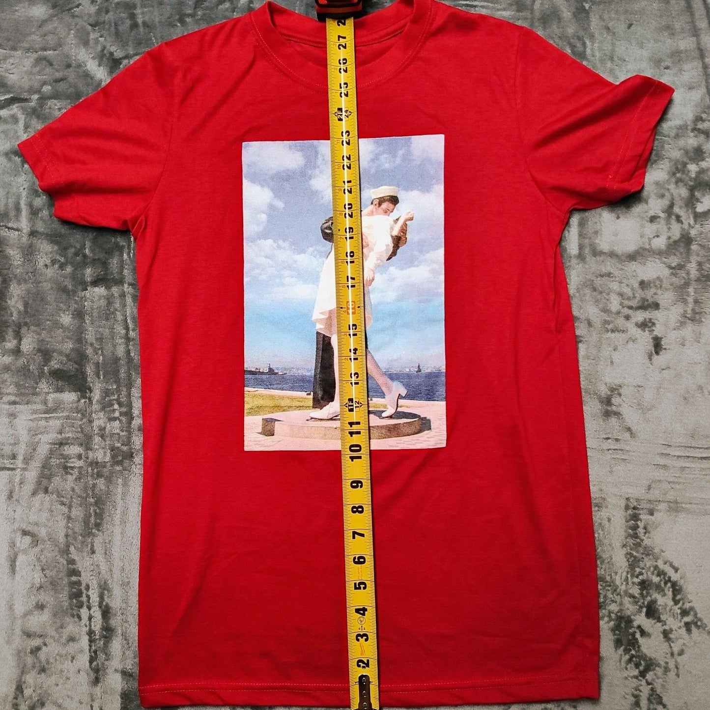 Great Souvenirs of San Francisco "Unconditional Surrender" Statue T-Shirt (S)