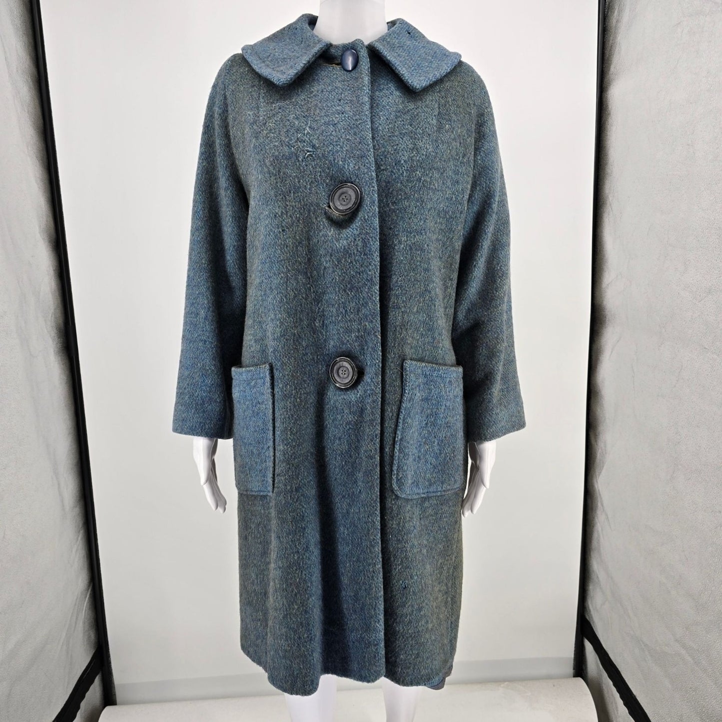 Distressed Vintage 1960s Women's Heathered Gray-Blue Single-Breasted Coat (M)