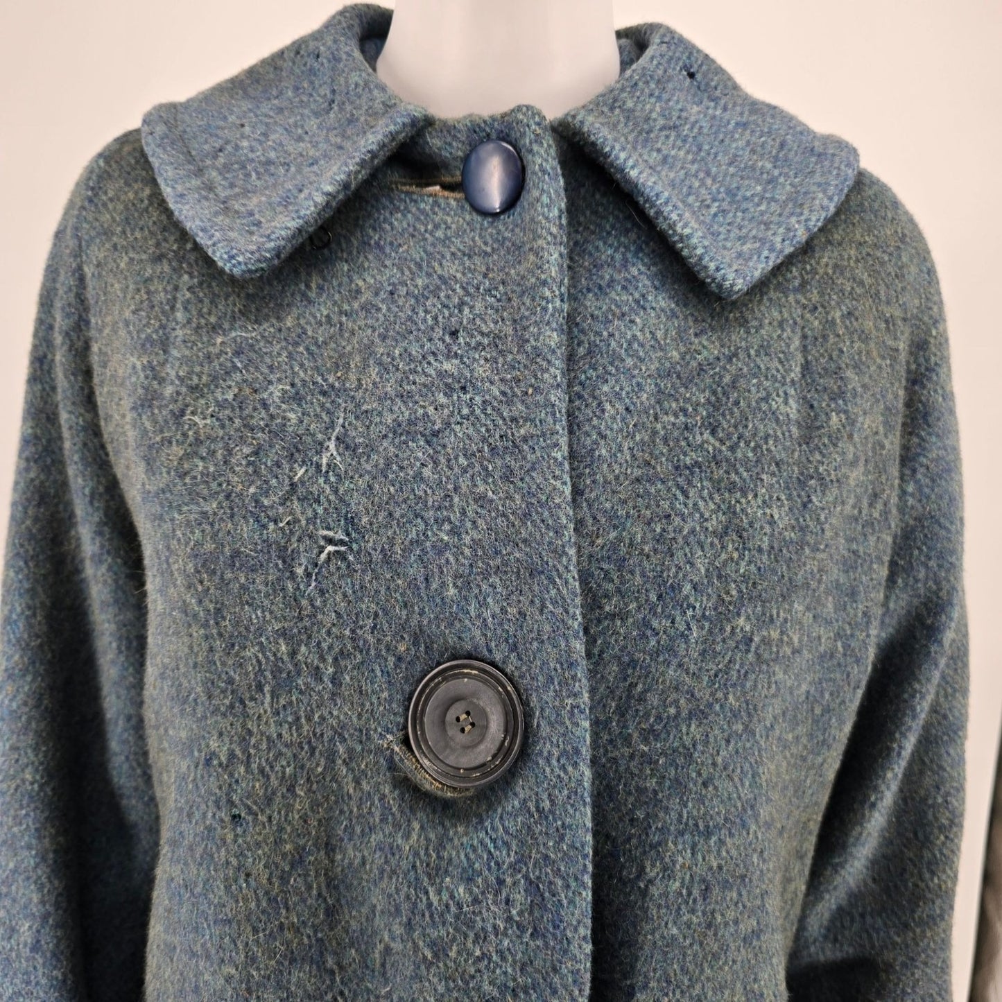 Distressed Vintage 1960s Women's Heathered Gray-Blue Single-Breasted Coat (M)