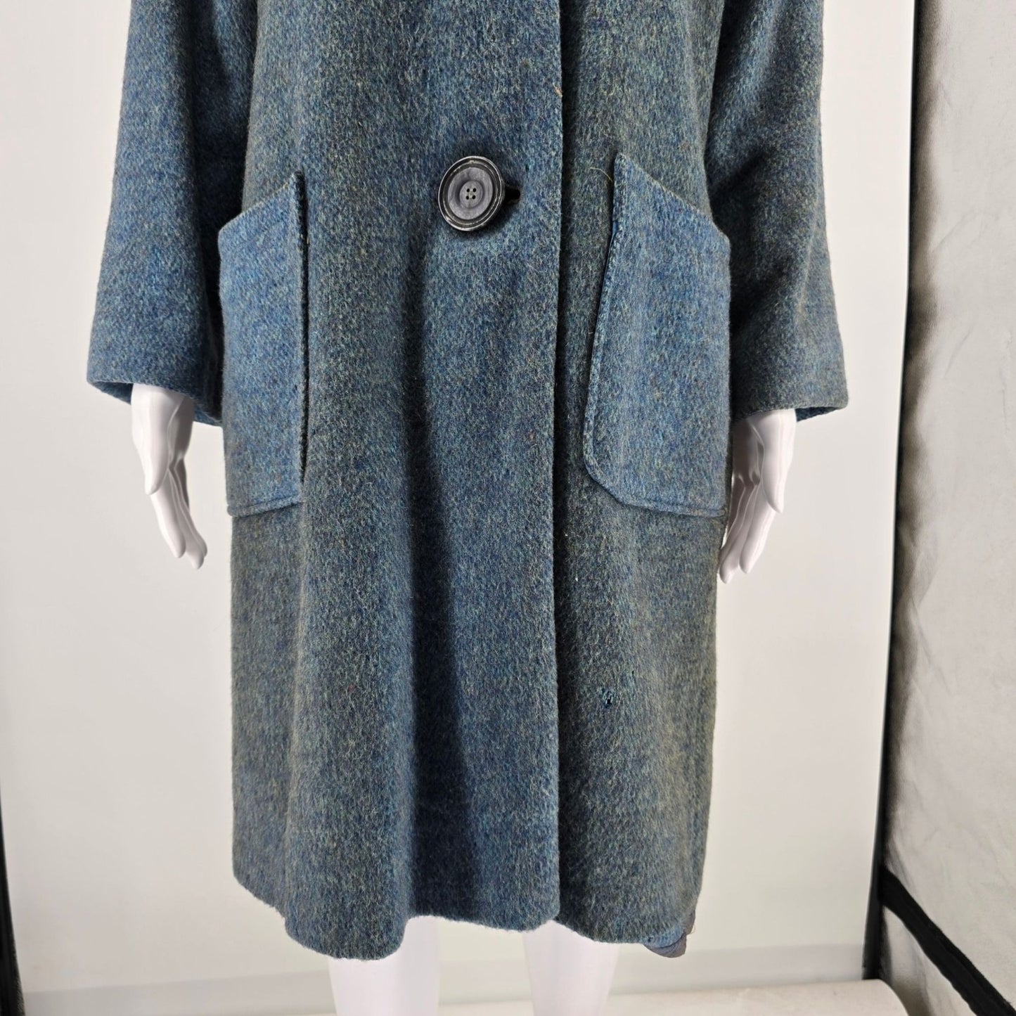 Distressed Vintage 1960s Women's Heathered Gray-Blue Single-Breasted Coat (M)