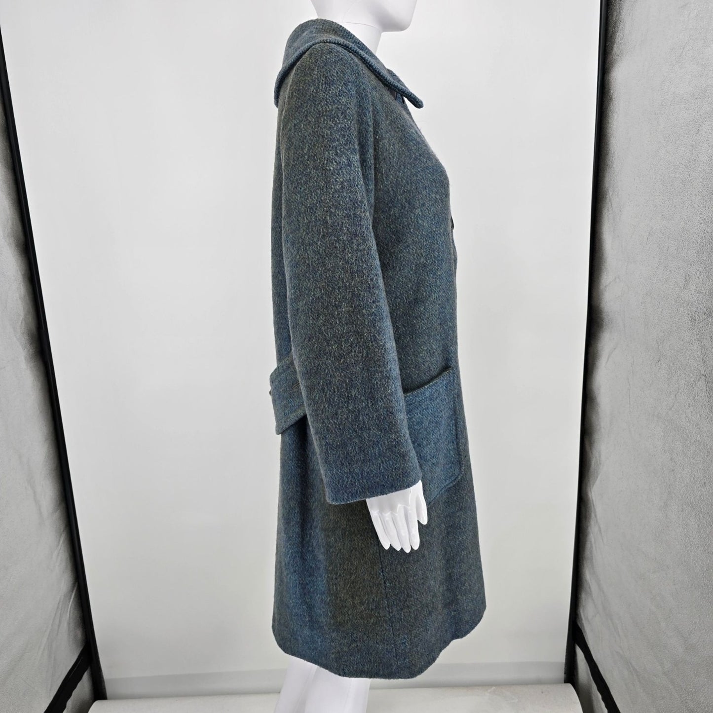 Distressed Vintage 1960s Women's Heathered Gray-Blue Single-Breasted Coat (M)