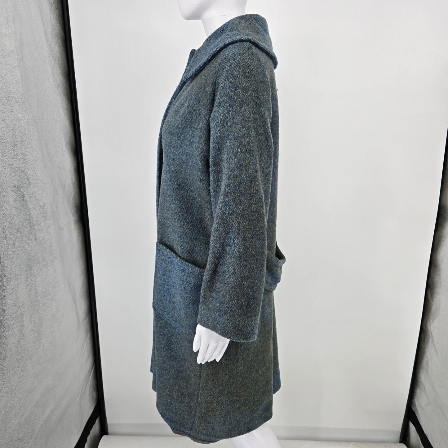 Distressed Vintage 1960s Women's Heathered Gray-Blue Single-Breasted Coat (M)