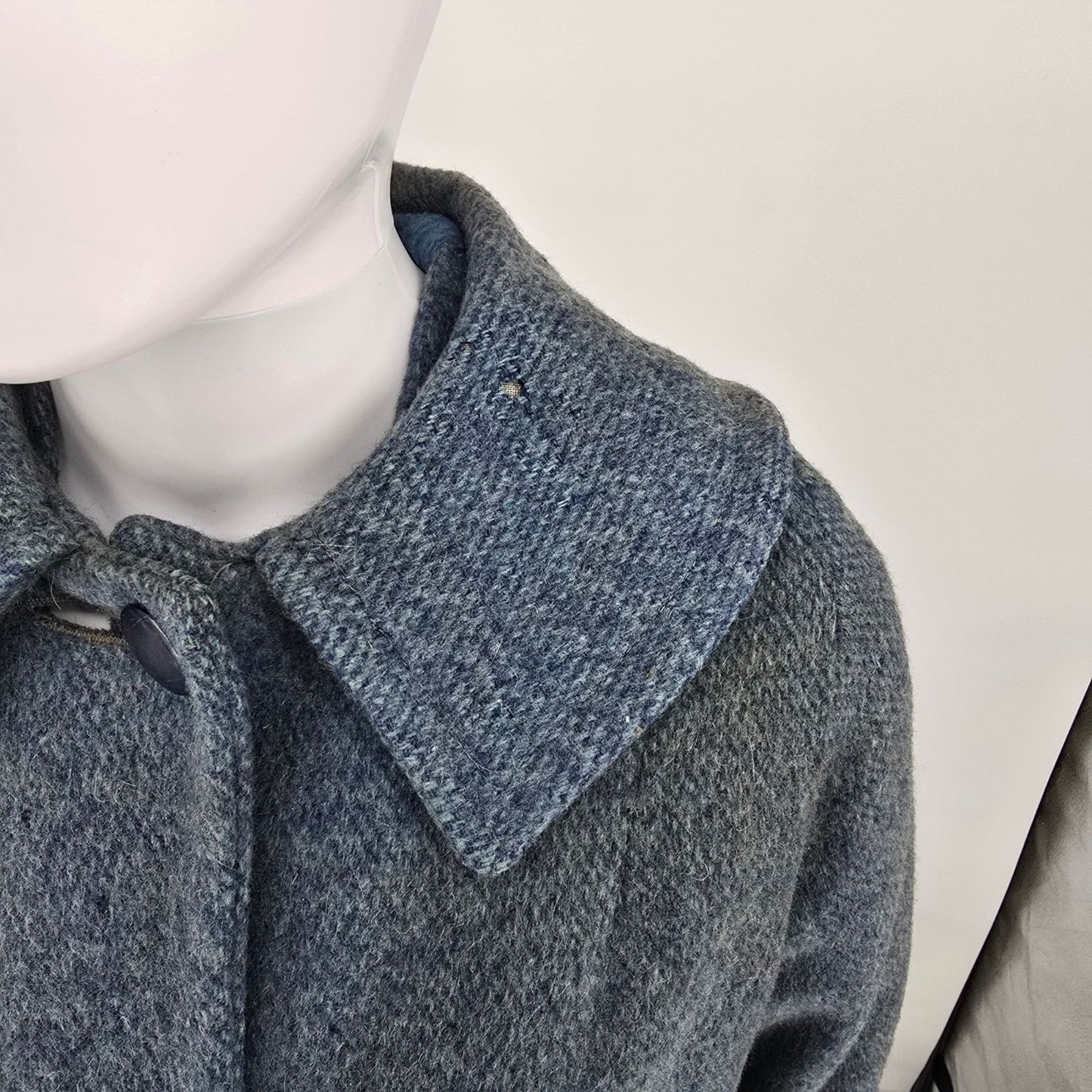 Distressed Vintage 1960s Women's Heathered Gray-Blue Single-Breasted Coat (M)