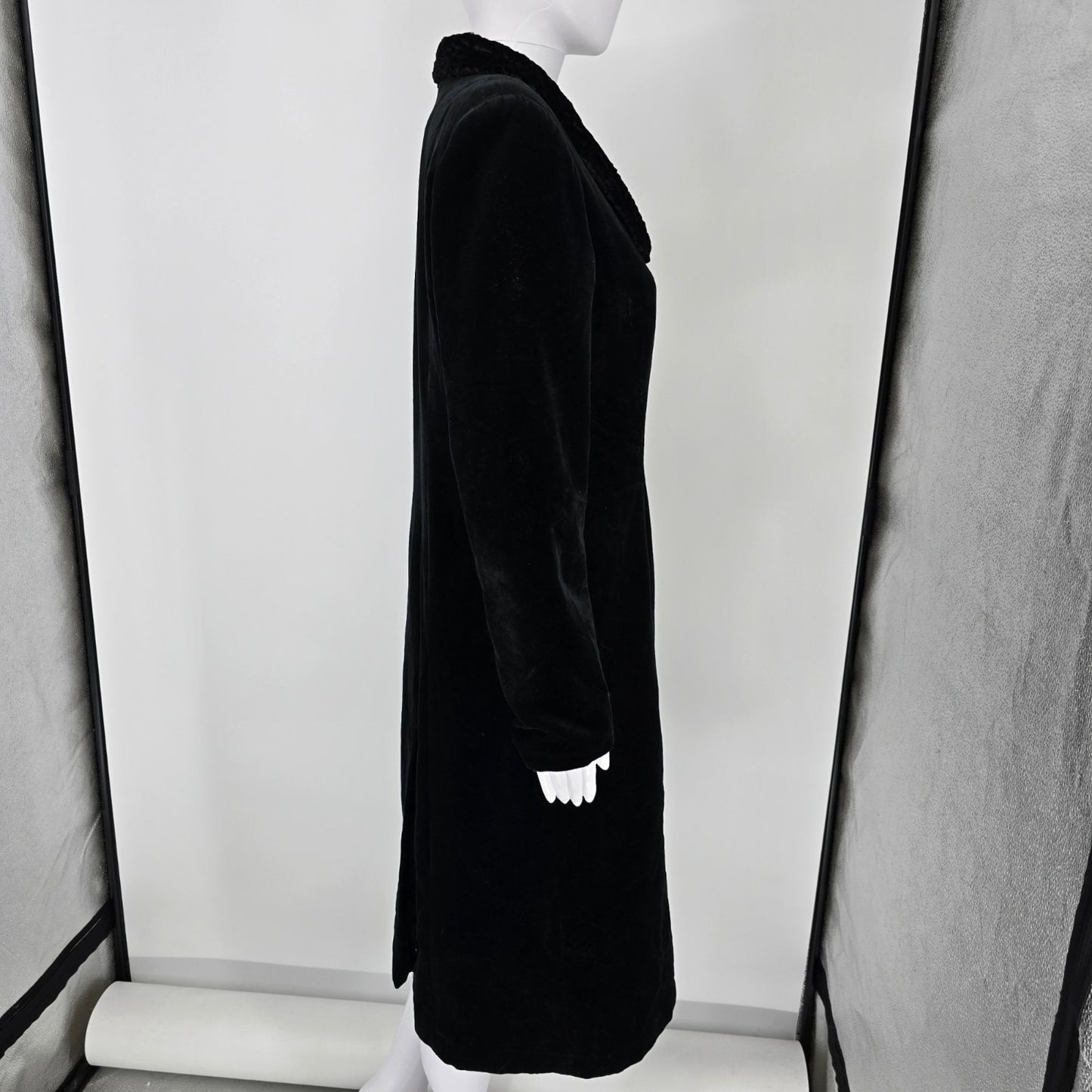 Vintage 1990s JS Collections Made in Canada Women's Black Velvet Long Coat (M)