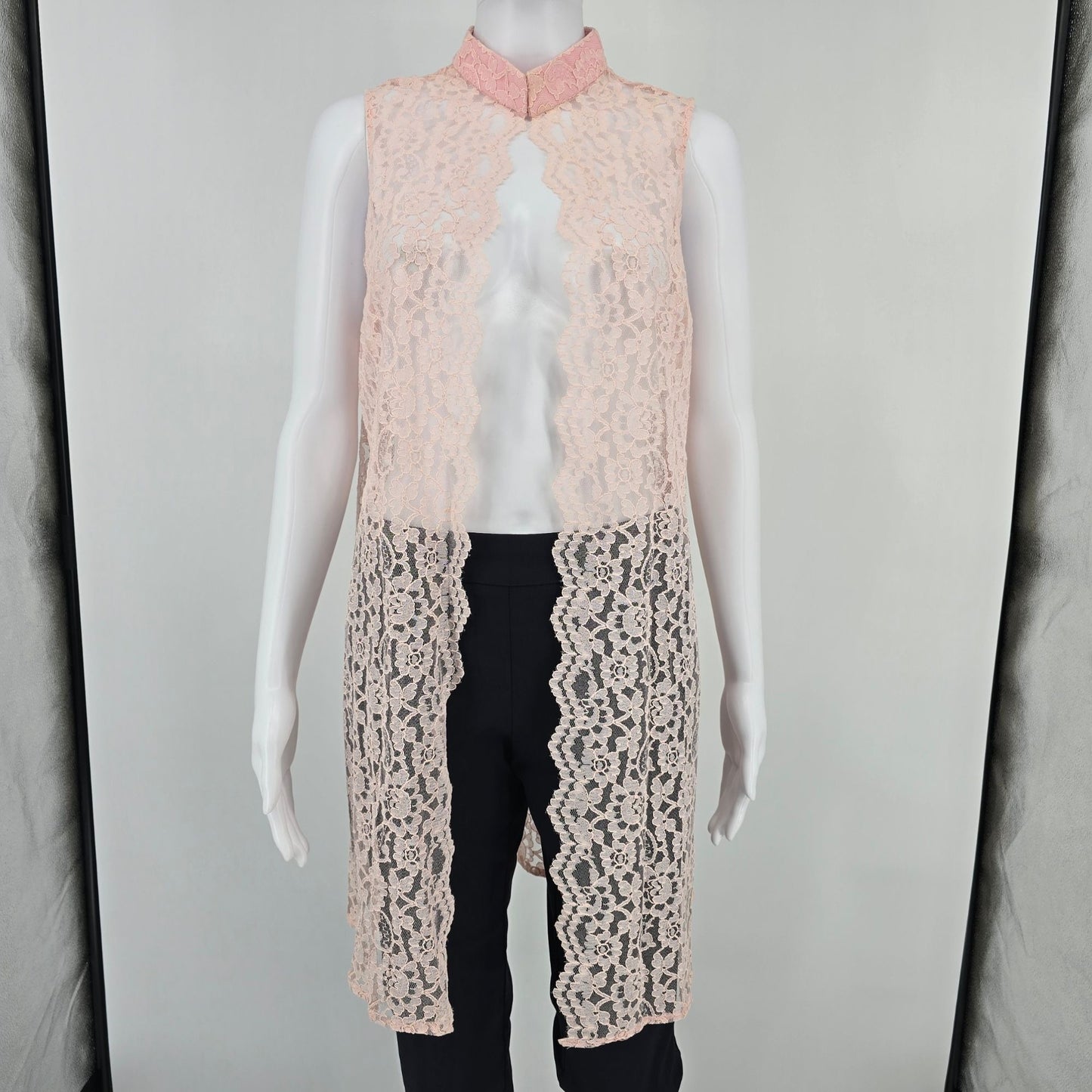 Vintage 1980s Women's Blush Pink Floral Lace Open Front Coquette Duster (M)
