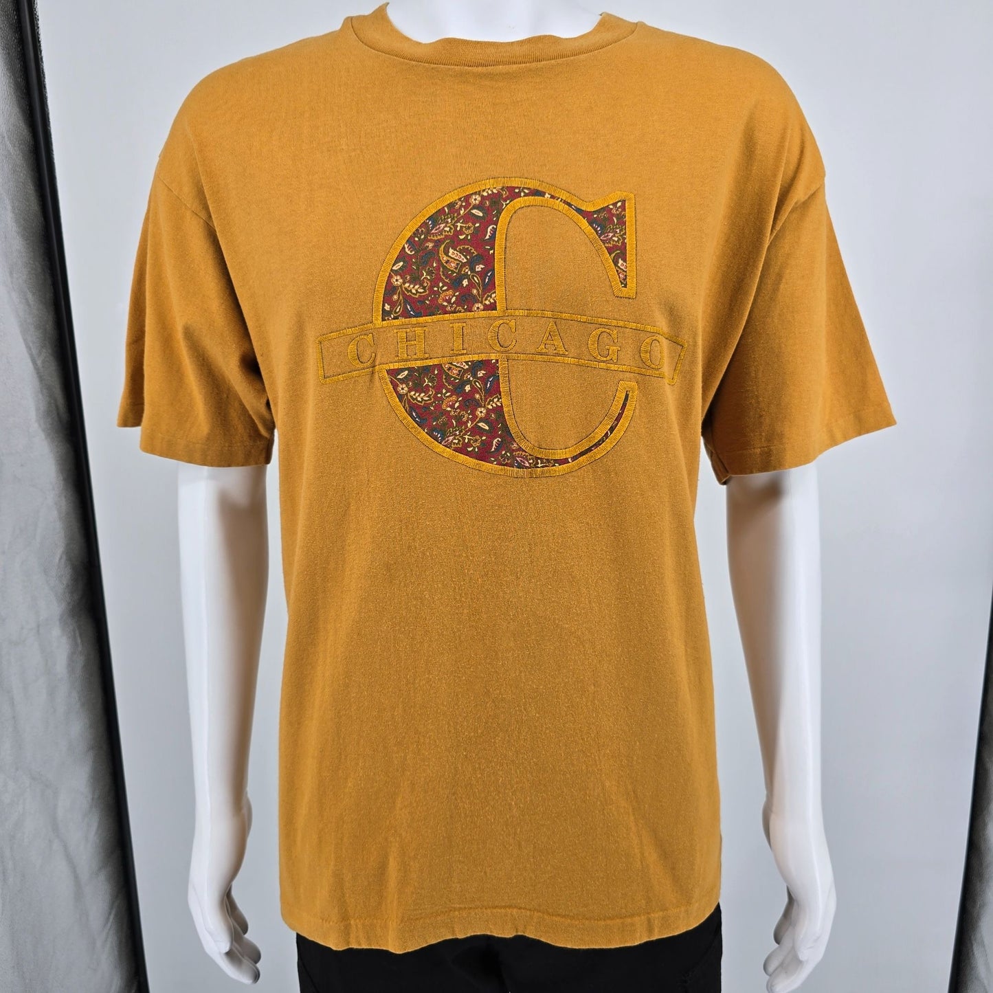 Vintage 1990s Anvil Mustard Yellow Chicago Paisley "C" Souvenir T-Shirt (L/XL)