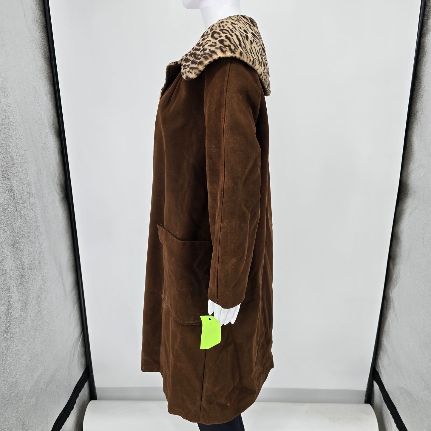 Vintage 1960s Brown Velveteen Coat w/ Leopard Print Faux Fur Lining (L) *Fair