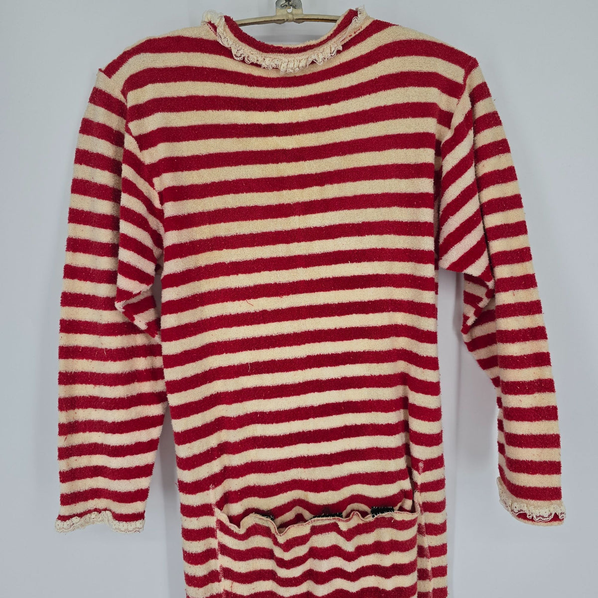 Vintage 1970s Gaymode JCPenney Women's Red Striped One-Piece Footed Pajamas (S)