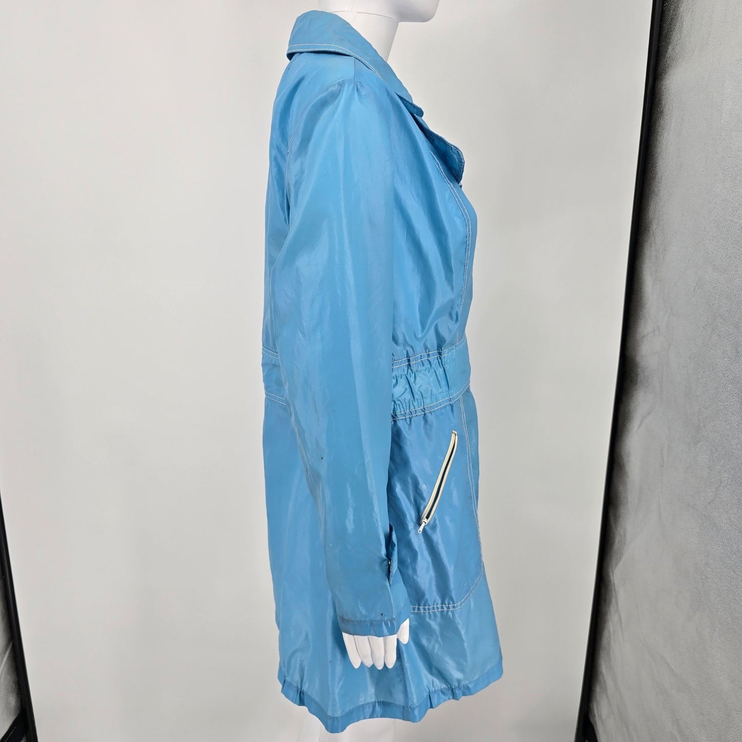 Vintage 1970s Montgomery Ward Women's Sky Blue Nylon Snap Button Jacket (Medium)