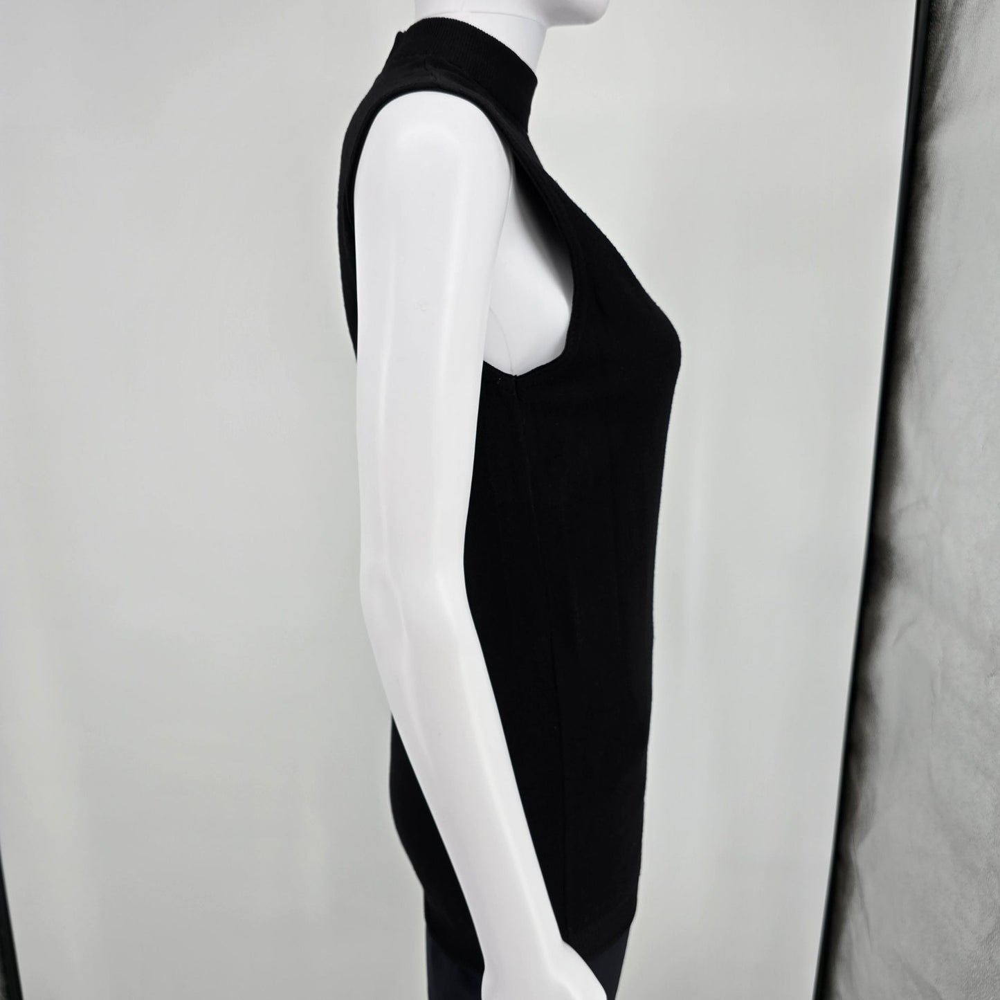 Vintage 1970s She Shells by Fairfield Black Sleeveless Sweater Vest (M)