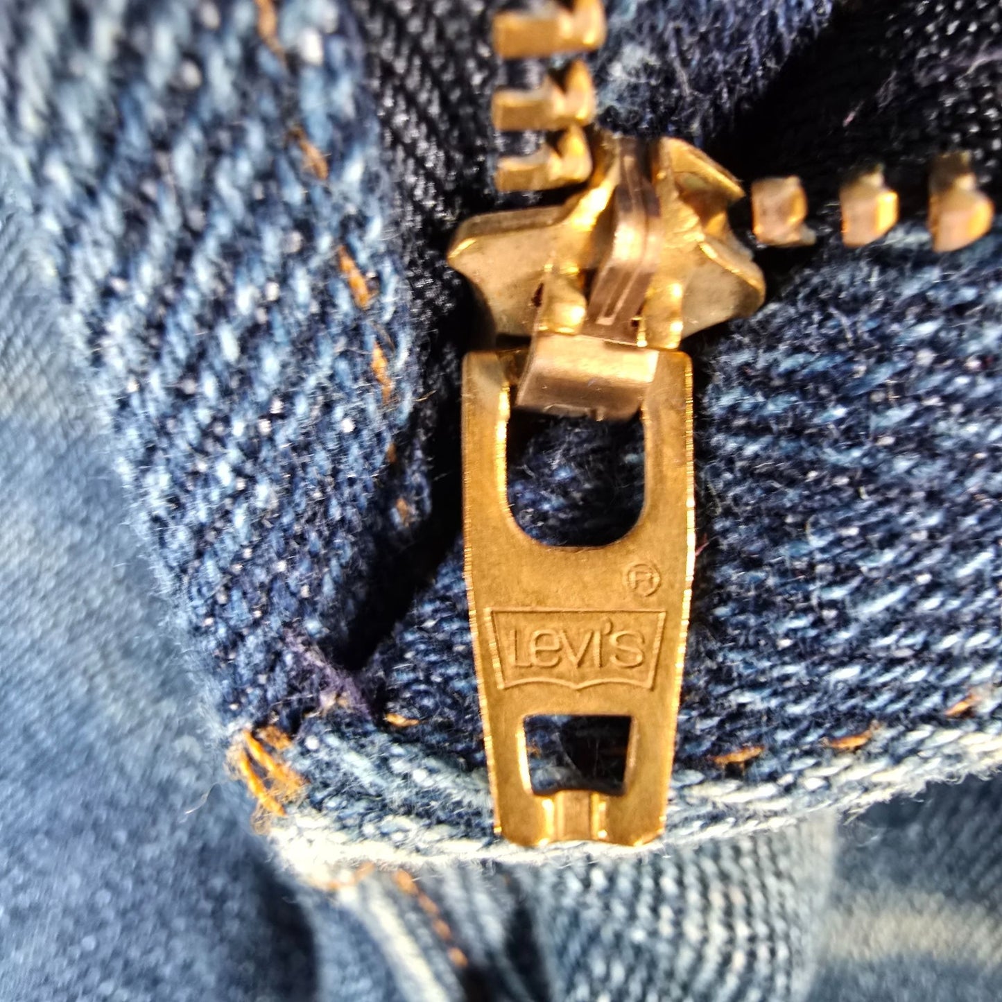 Vintage 1988 Levi's For Men 549 Comfort Fit Cotton/Poly Blue Tab Jeans (32x30)