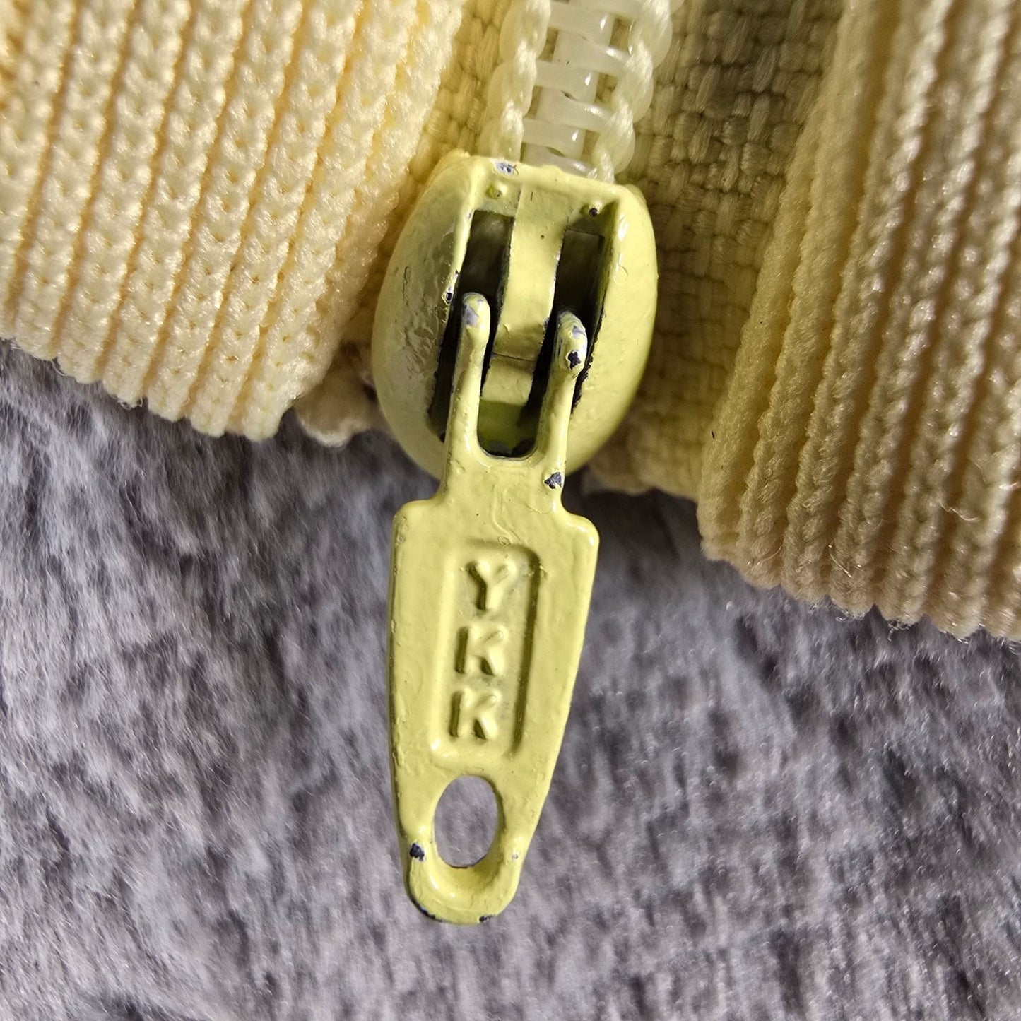 Vintage 1990s Women's Butter Yellow Knit Mock Neck Sleeveless Zip Top (S/M)