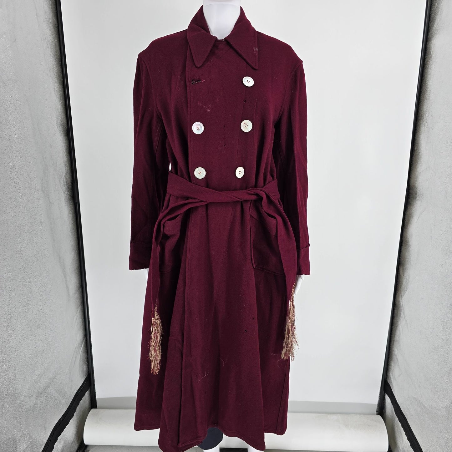 Distressed Vintage 1940s Unbranded Burgundy Wool Double-Breasted Coat (L)