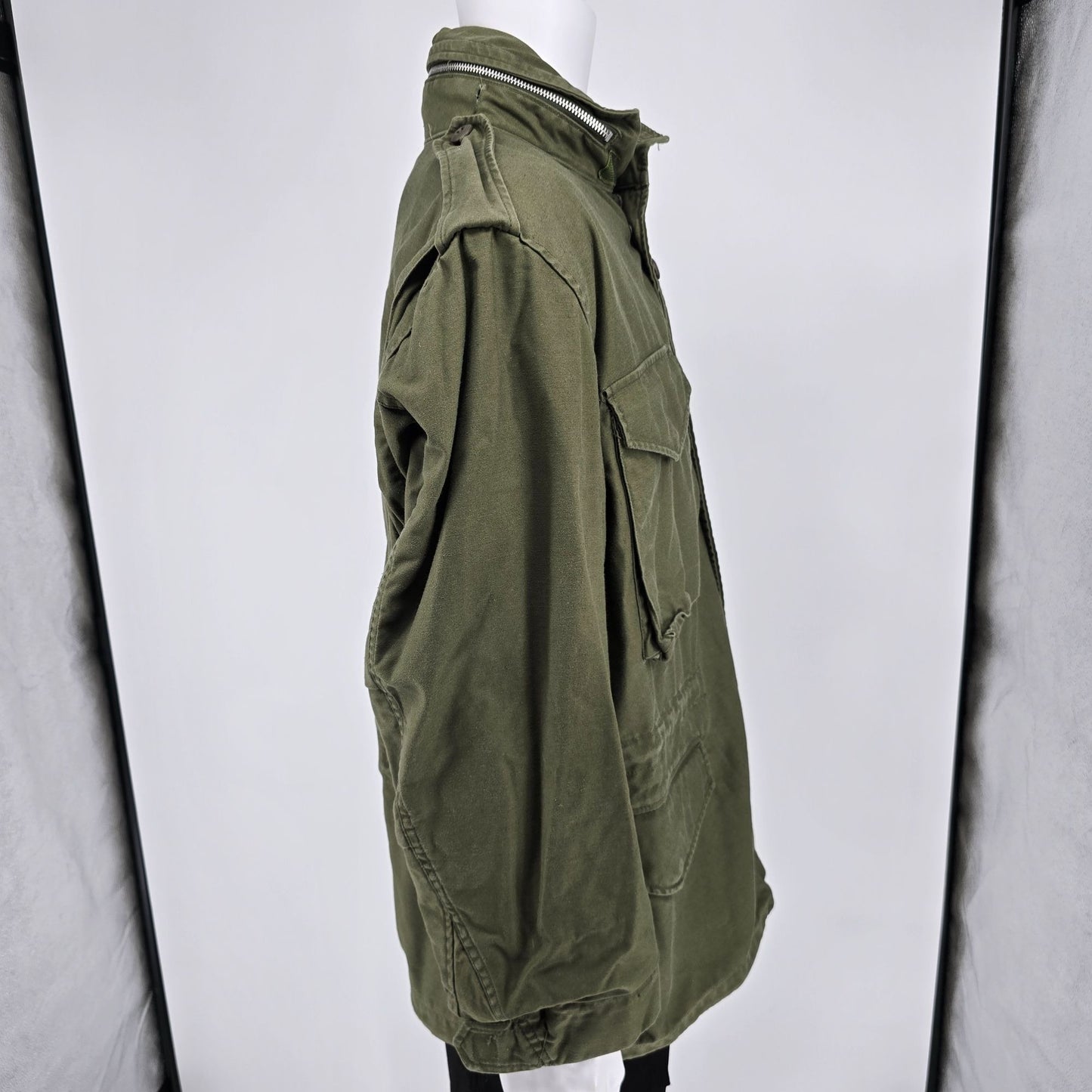 Vintage 1969 U.S. Army Vietnam Era M-65 Hooded Field Jacket (Large Short)