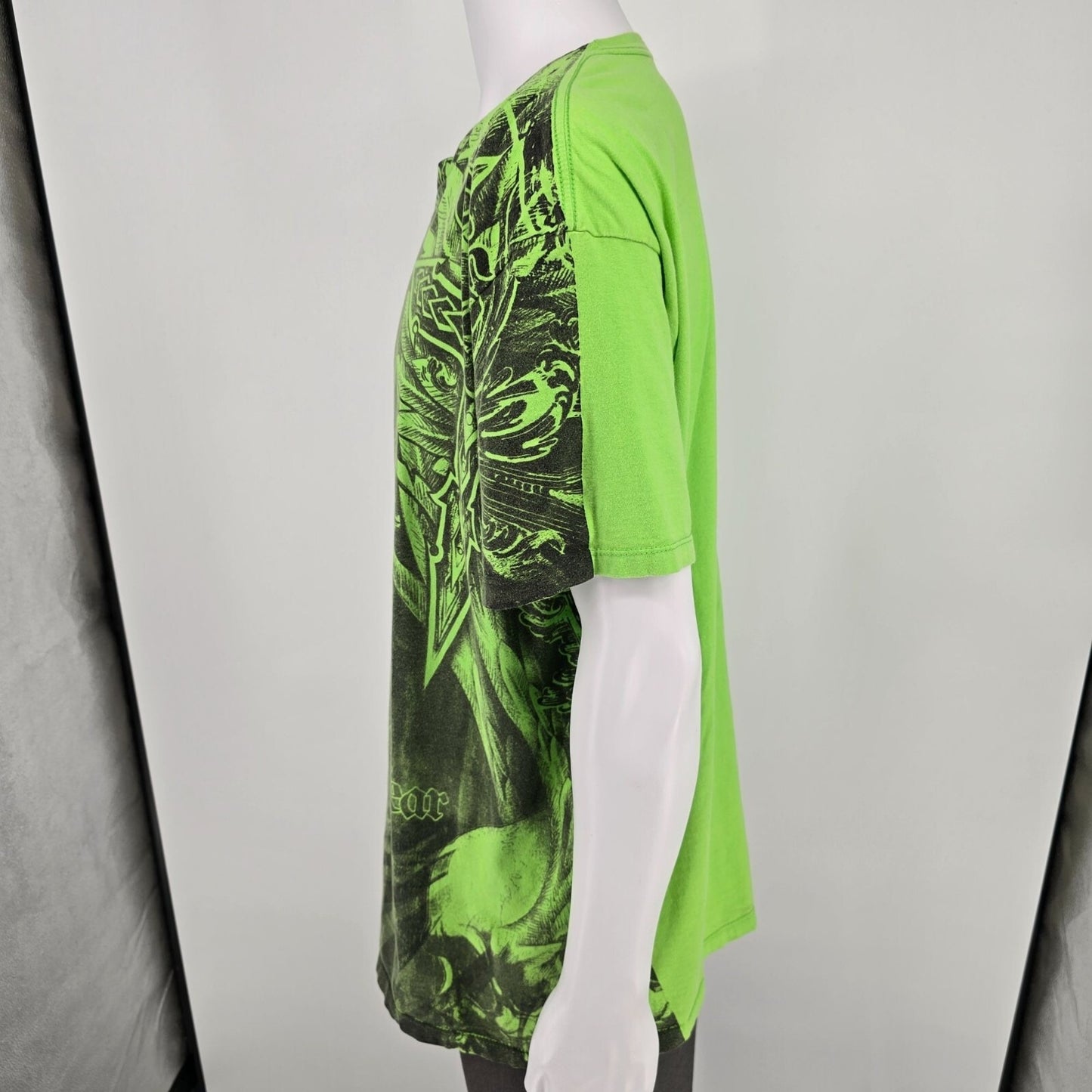 Y2K Revolutionary Rebel Strife Action Conquers Fear Green Graphic T-Shirt (XXL)