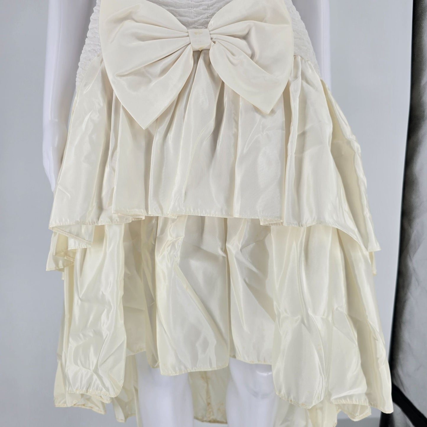 Vintage 1980s Nuance Ivory Ruched Bow Front High Low Tiered Prom/Pary Dress (XS)