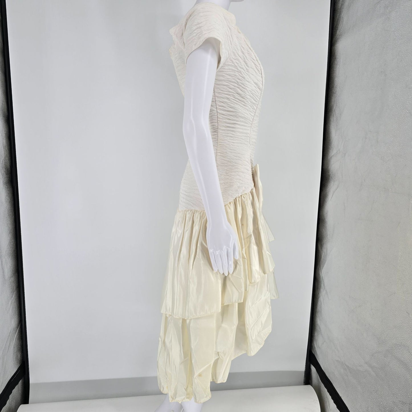 Vintage 1980s Nuance Ivory Ruched Bow Front High Low Tiered Prom/Pary Dress (XS)
