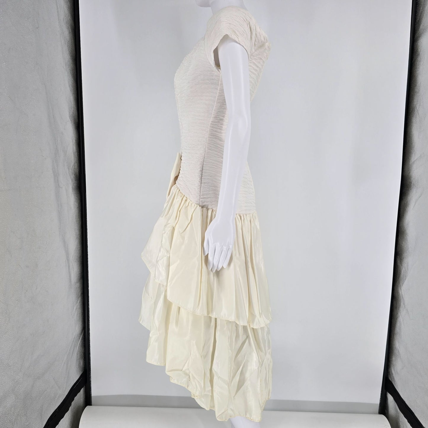 Vintage 1980s Nuance Ivory Ruched Bow Front High Low Tiered Prom/Pary Dress (XS)