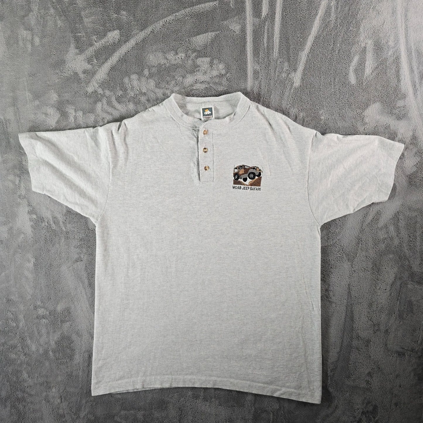 Vintage 1990s Cotton Deluxe Moab Jeep Safari Embroidered Henley T-Shirt (L)