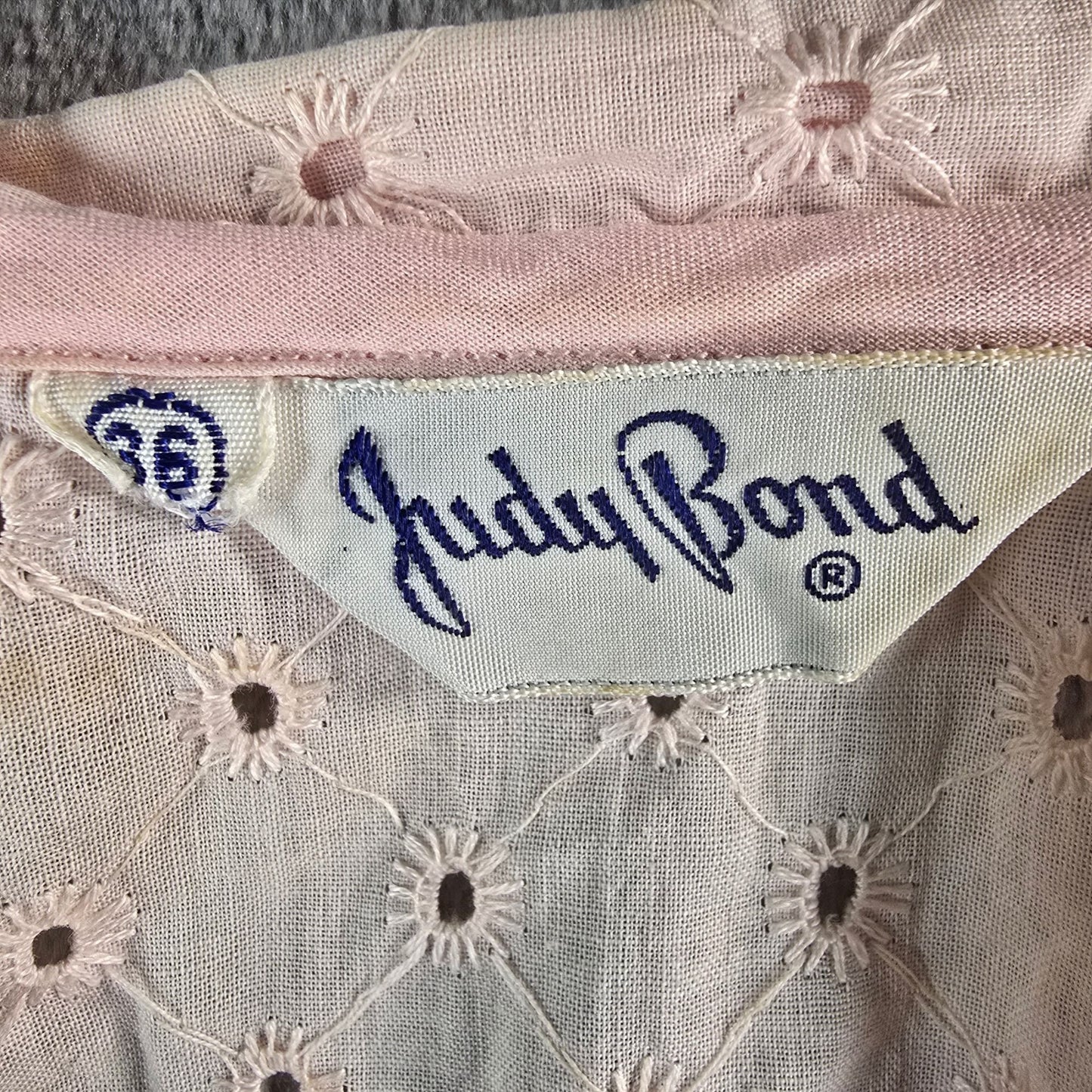 Distressed Vintage 1950s Judy Bond Pink Broderie Anglaise Sleeveless Blouse (M)